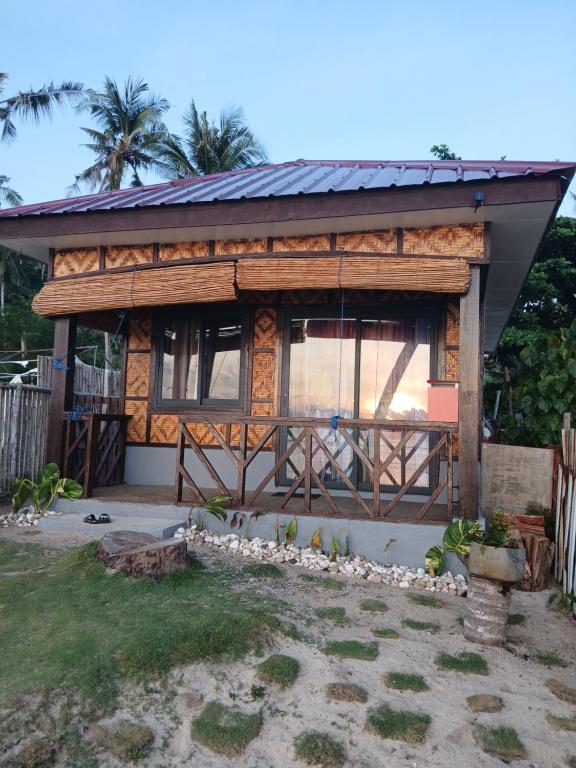 Zyrine Homestay - Seawall Side - B&B Burgos