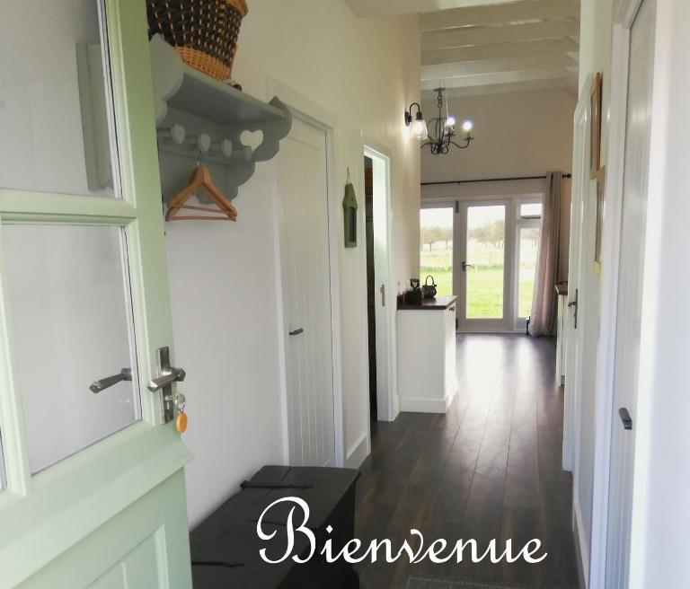 Charming Countryside Chalet - B&B Mégrit