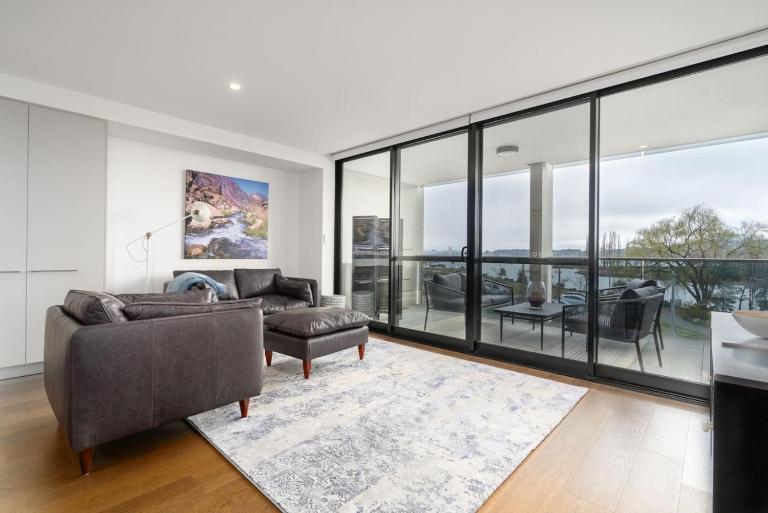 Kingston Foreshore Apt with Water Views - Hosted by Canstay - Ferienwohnung Kingston