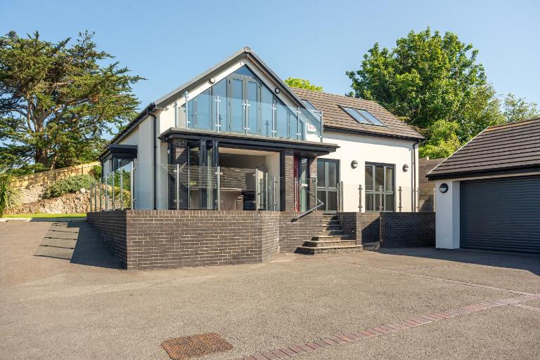 Gardd Y Llys Luxurious Family Retreat with amazing views - Bed and Breakfast Rhôs-on-Sea
