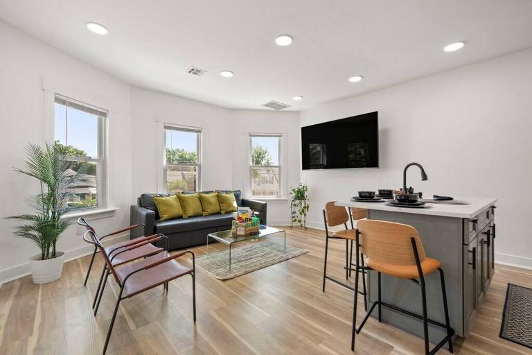 NYC Access 4BR Duplex Sleeps 10, Free Parking - B&B Fair Lawn