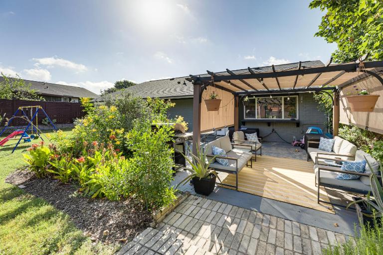 Outdoor Pool & Fire Pit: Modern Austin Home - B&B Austin
