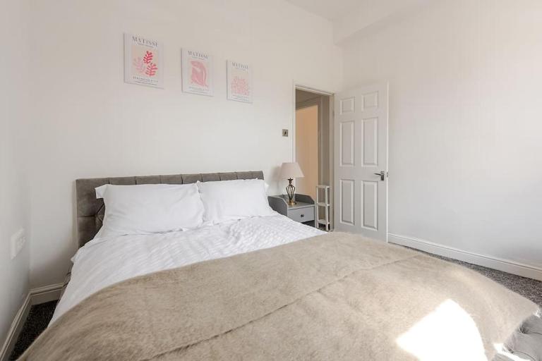 5min to Huddersfield Royal Infirmary Hospital - B&B Lindley