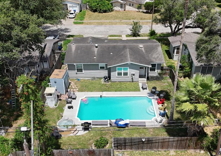 Pool Home with EV charger. No fee early check in! - B&B Corpus Christi