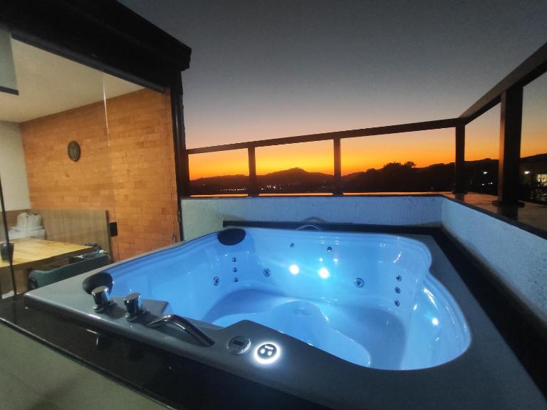 Duplex com Jacuzzi Privativa - B&B Poços de Caldas