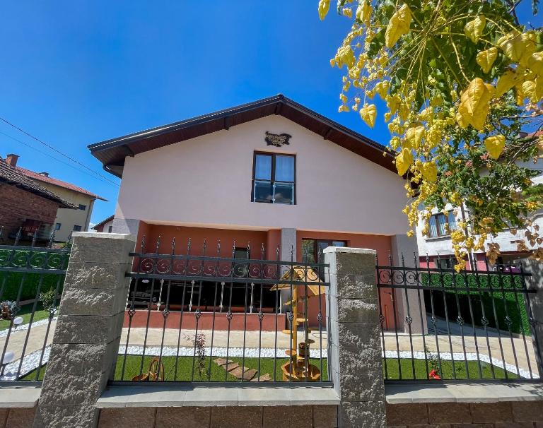 Александровата Къща - Aleksandar Guest House with Garden and Pool - Chambres d'hôtes Varshets