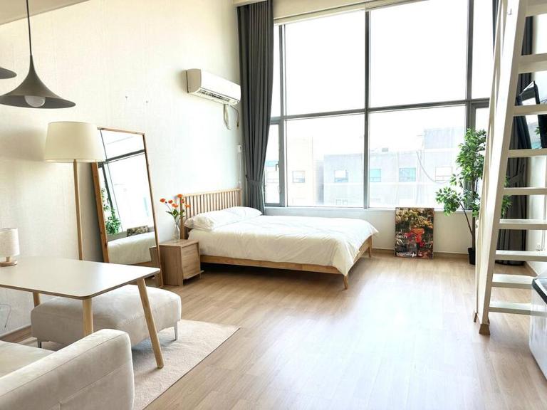 Modern Loft Hongdae Hongik Stn 1min walk - B&B Seul