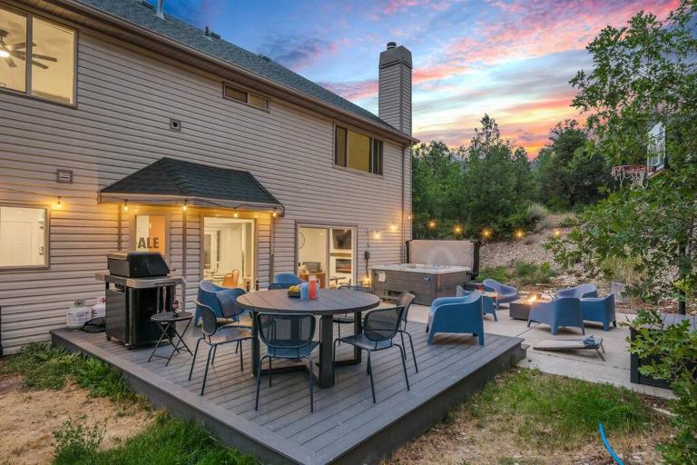 Zion Plush Family Escape HotTub, Games, Sleeps 14 - B&B Glendale