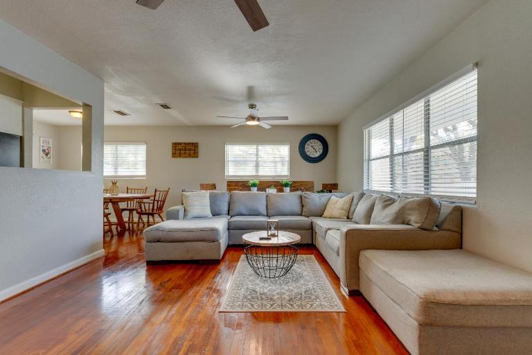 Sunny Fort Walton Beach Vacation Rental w/ Yard! - B&B Fort Walton Beach