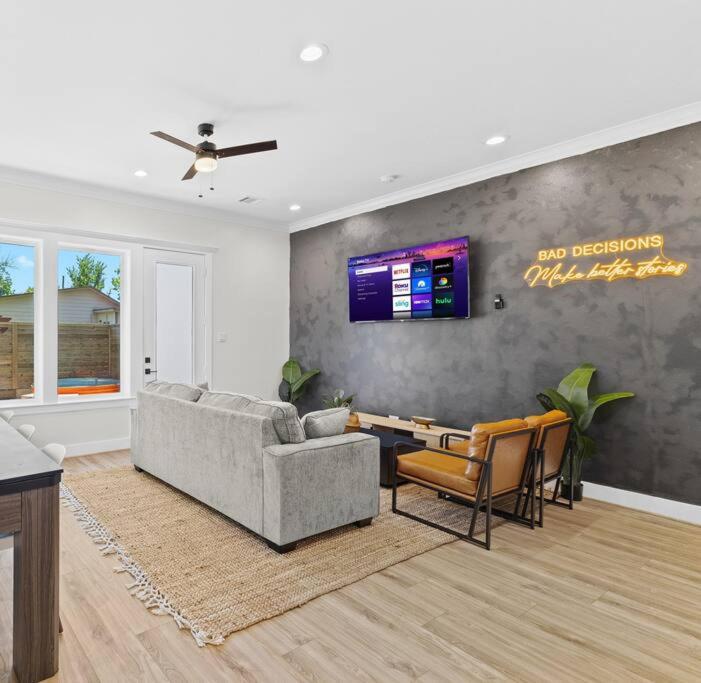 Downtown Luxe Retreat - King Bed, Pool, Pong, Billiards, Grill & FREE Coffee - B&B Houston