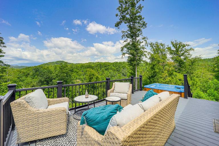 Secluded Lenoir Tiny Home w/ Private Hot Tub! - B&B Lenoir