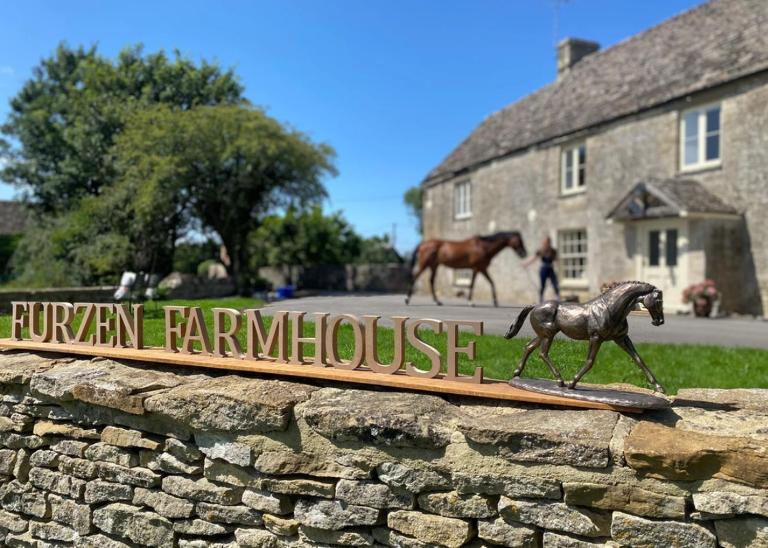Furzen Farmhouse - Quiet Alternative to a Hotel - B&B Cirencester