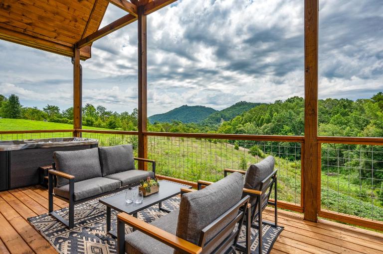 Cozy Cabin with Mountain Views, Hot Tub, Fire Pit, 4Mi to PF Pkwy - Chambres d'hôtes Sevierville