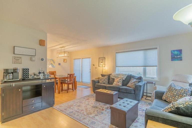 The Westside Garay Townhome - Bed and Breakfast Fairbanks