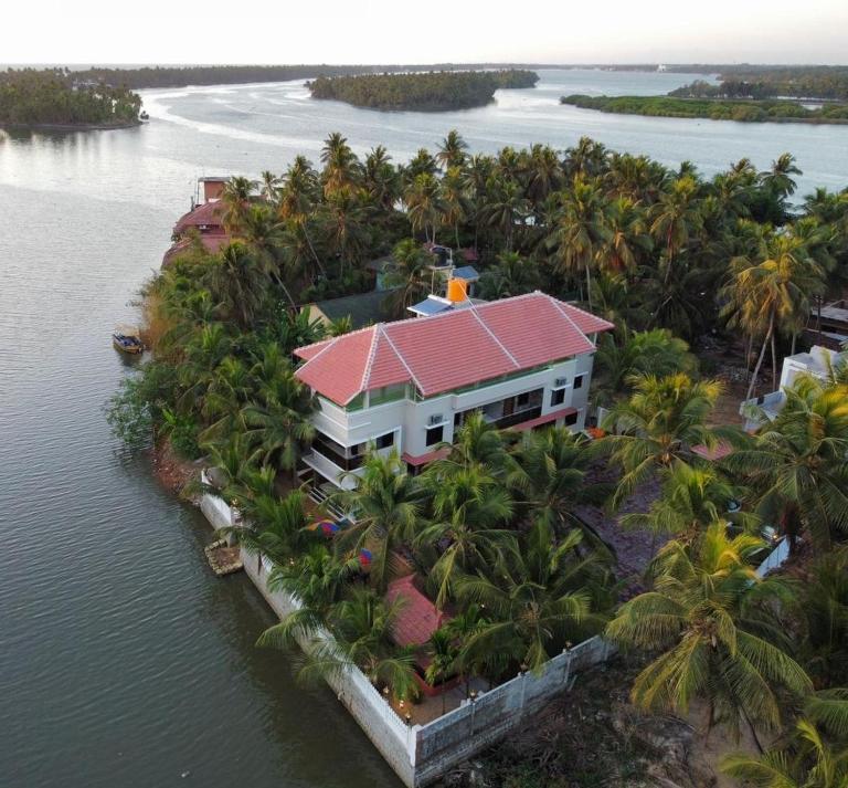 Halfmoon Homestay - Bed and Breakfast Kalliānpur