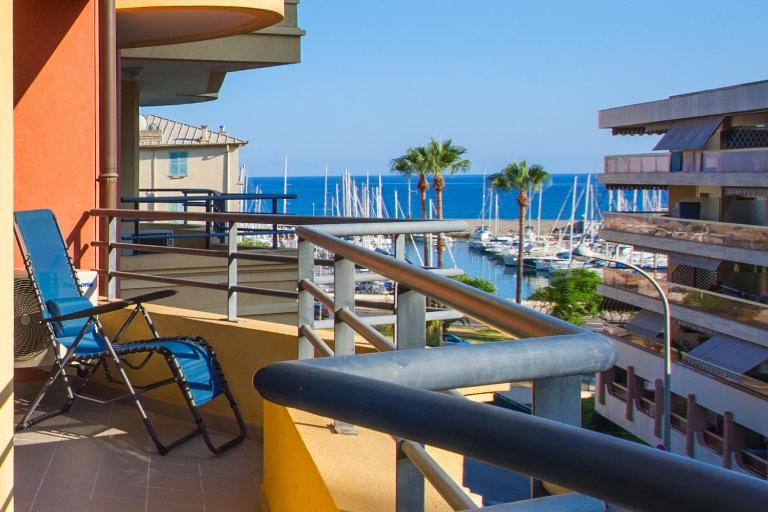 Cocon vu sur le port de menton - B&B Mentone