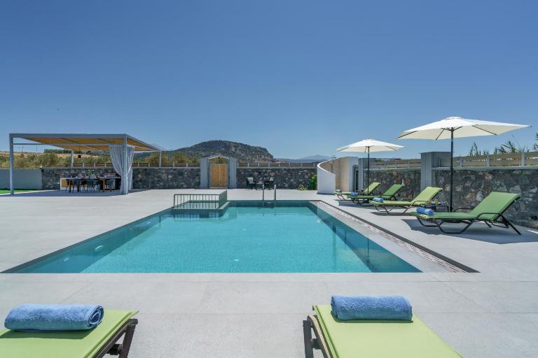 New Villa Luna with Private Pool, Ping Pong and BBQ 1km from the beach - B&B Sfakaki