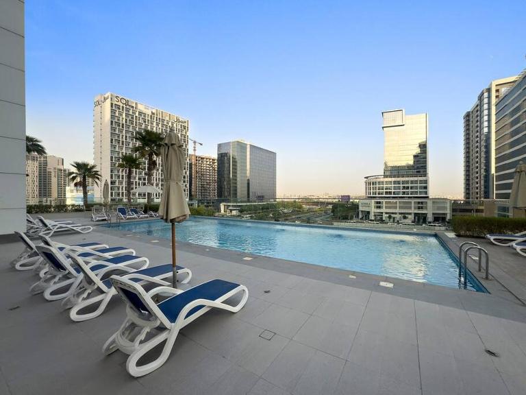 Chic Studio Near Burj Khalifa, Dubai Opera & Dubai Mall with City Skyline Views - Ferienwohnung Dubai