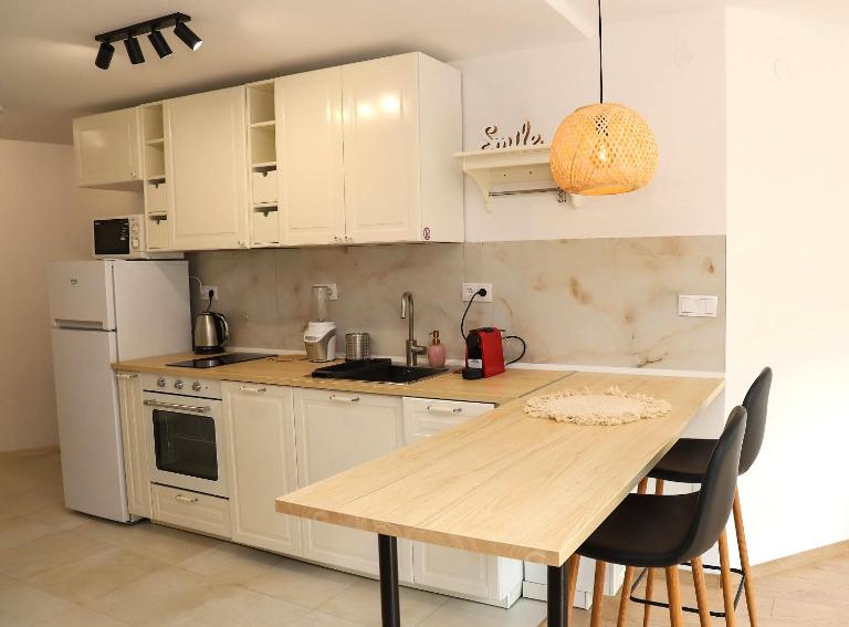 Sophie Studio - Top center, Cozy & Work-Friendly near AUBG, Free streaming platforms - B&B Blagoevgrad