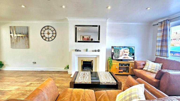 Cosy and spacious Home -Free parking, Free WiFi- sleeps 5 by FINNA Properties Ltd - B&B Rainham