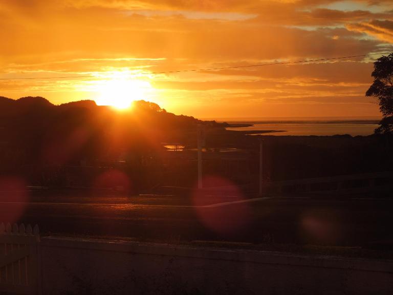 Raglan, walk to harbour and town, garden views - B&B Raglan