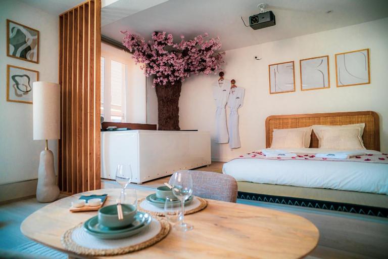 Nuit romantique, Suite avec jacuzzi et cinéma privé au design Japandi - Chambres d'hôtes Guebwiller