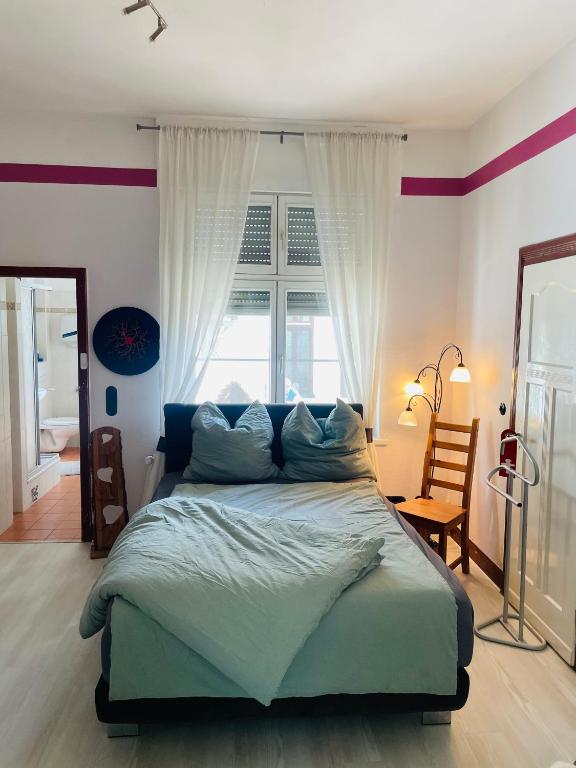 Troisdorf - City - EG - 58 Qm - 1 bis 3 Schlafplätze - Chambres d'hôtes Troisdorf