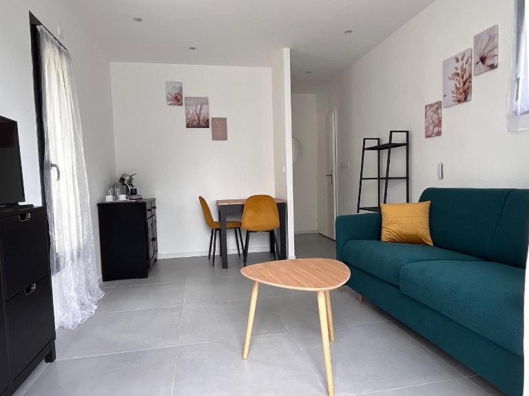 Chambre indépendante RDC avec SdB, WC et parking - B&B Chambray-lès-Tours