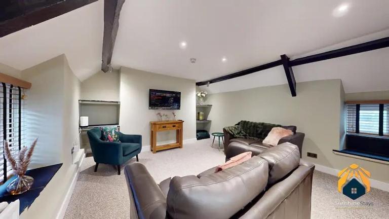 4 Bed Apartment- With Cosy Pub - Food/Drink 10%off - B&B Pontypool