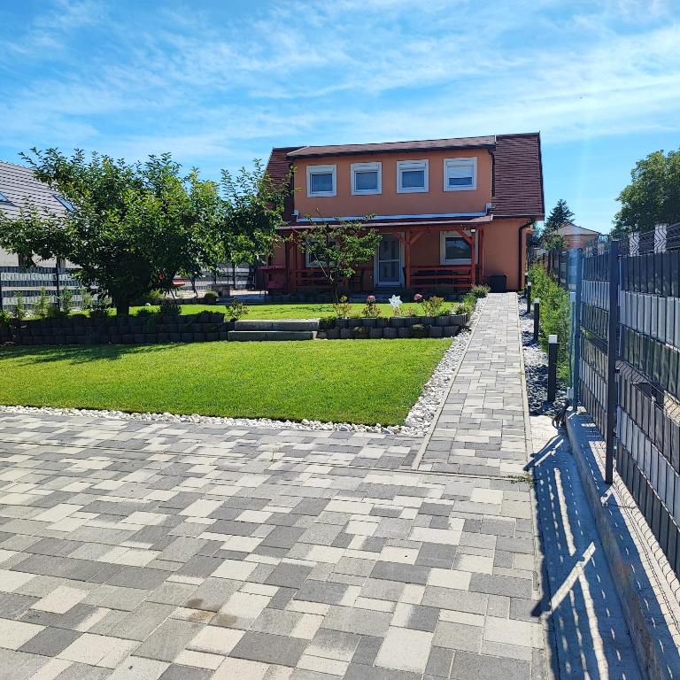R&R Vendégház Balatonkenese - Bed and Breakfast Balatonkenese
