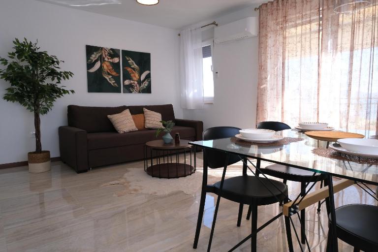 Seaside Serenity "Earth" with pool, 150m from sea - B&B Sukosan