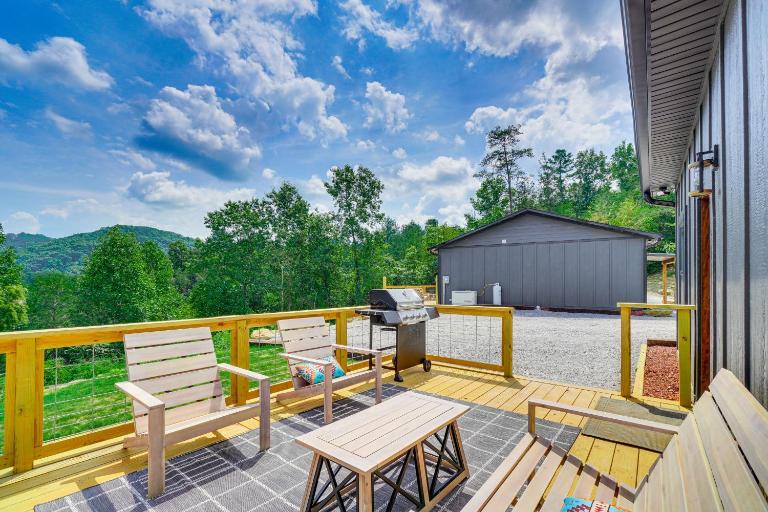 Hot Tub & Mtn Views: Pet-Friendly Englewood Cabin - B&B Tellico Plains