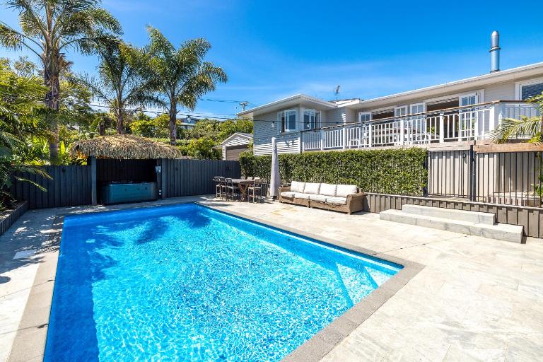 Aloha Cottage with Pool & Spa, Waiheke - Chambres d'hôtes Oneroa
