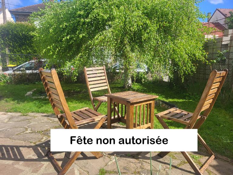 J1 St-Quentin-en -Yvelines Studio en Rez de jardin avec parking - B&B Trappes