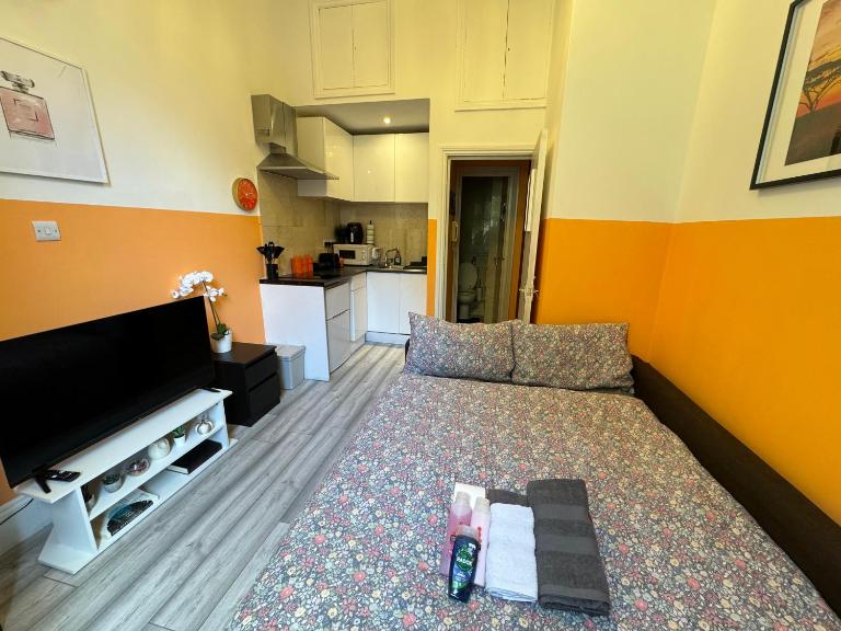 Central, Affordable and fashion flat for 4 people with breakfast close to Notting Hill Zone 1 - B&B London