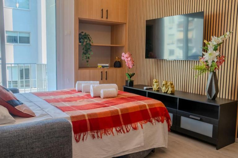 Beautiful One Bedroom Apartment, 186 Meters to Beach, Central Location Next to Cafes & Bars - B&B Limassol