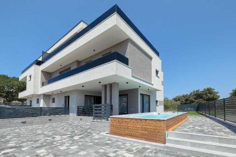 Villa Loreta near Fažana for 7 plus 1 people with luxury private jacuzzi only 600 meters from sea - B&B Štinjan