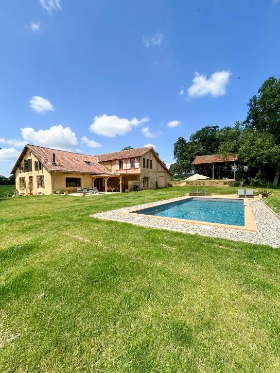 Maison Puchouaou Gîte 8 ou 12 personnes avec piscine privée - Bed and Breakfast Montesquiou