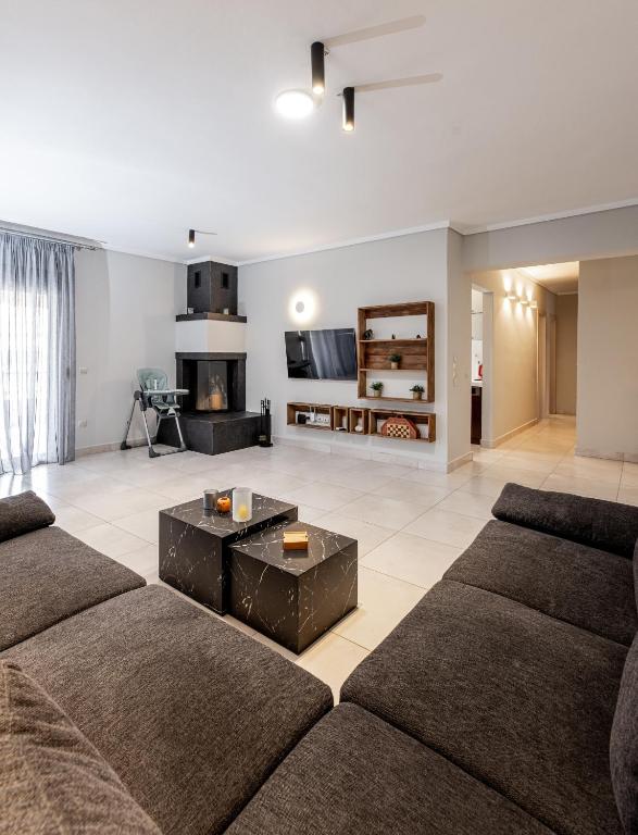 Spacious 3-bedroom apartment with WiFi, AC in charming Kalamaria - mountain view - B&B Salonicco