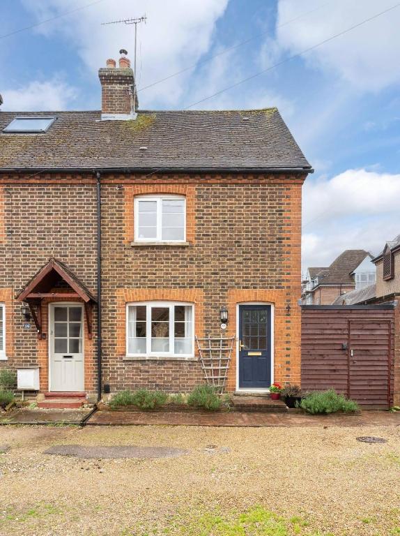 Quaint 3 bed Cottage in central Dorking with parking - Bed and Breakfast Dorking