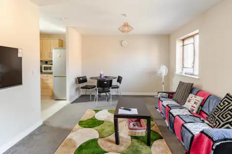 Lovely Apartment with Garden & Parking - B&B Milton Keynes