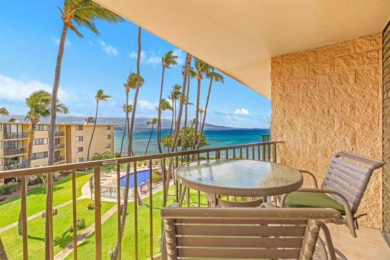 Kanai A Nalu 408 — Top Floor Oceanfront Condo - B&B Wailuku