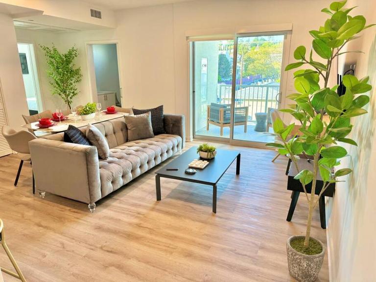 Corner 2 Bedroom 2 Bath Condo - Balcony - Parking - B&B Los Angeles