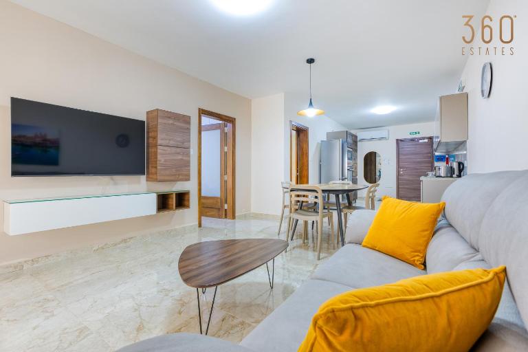 Lovely 3BR with private terrace in Sliema by 360 Estates - B&B Sliema