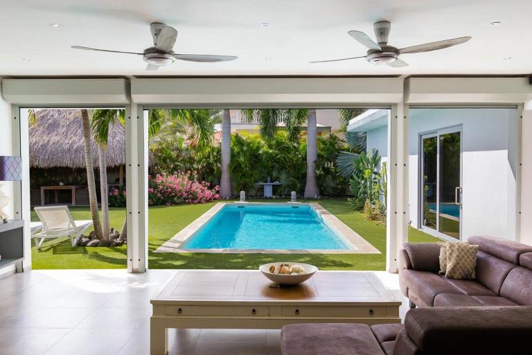 Stylish 4 Bedroom Modern Villa Design, Walking Distance From The Beach - B&B Jan Thiel