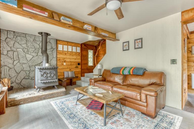 Thompson Cabin - Charming Salmon Riverfront A-Frame Oasis w/ fireplace - B&B Welches