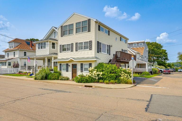 Walk to Beaches: Sunny East Haven Home w/ Grill - Chambres d'hôtes West Haven