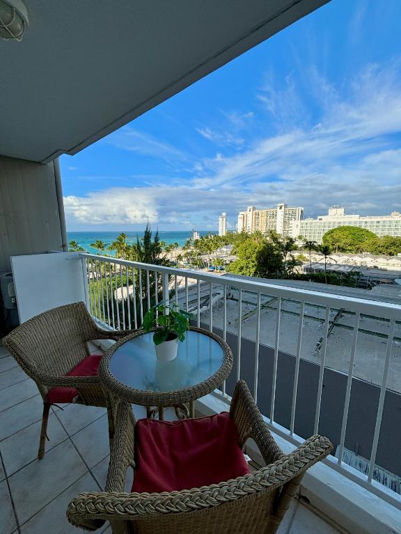 Downtown Beachfront Isla Verde Tropical Apartment - B&B San Juan