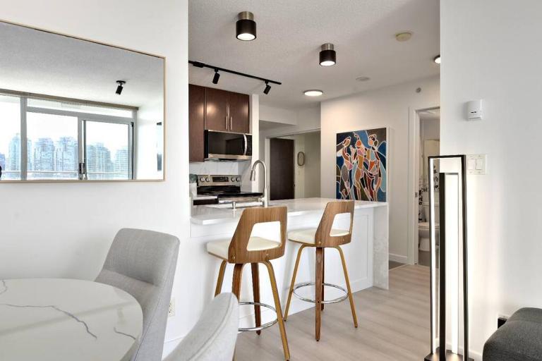 Luxary Condo Downtown Vancouver with free parking - Bed and Breakfast Vancouver