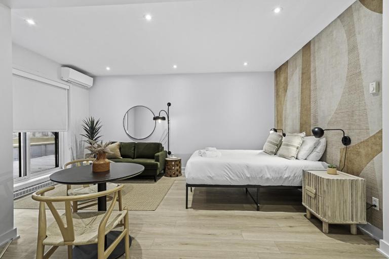 Stylish Open-Space Studio by Jean Talon Market - B&B Montreal